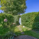 Sonnige, Ruhige Gartenwohnung Mit Terrasse U. Garten *
