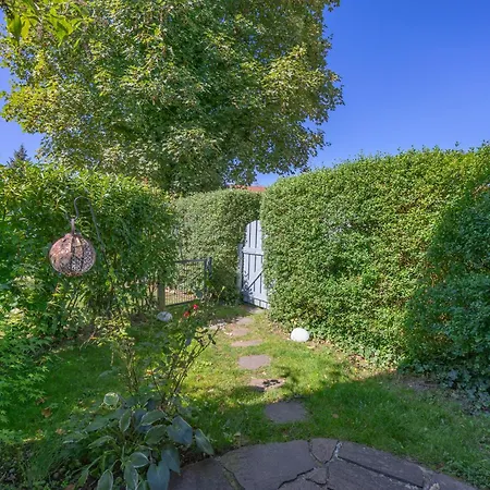 Sonnige, Ruhige Gartenwohnung Mit Terrasse U. Garten *