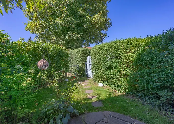 Sonnige, Ruhige Gartenwohnung Mit Terrasse U. Garten *